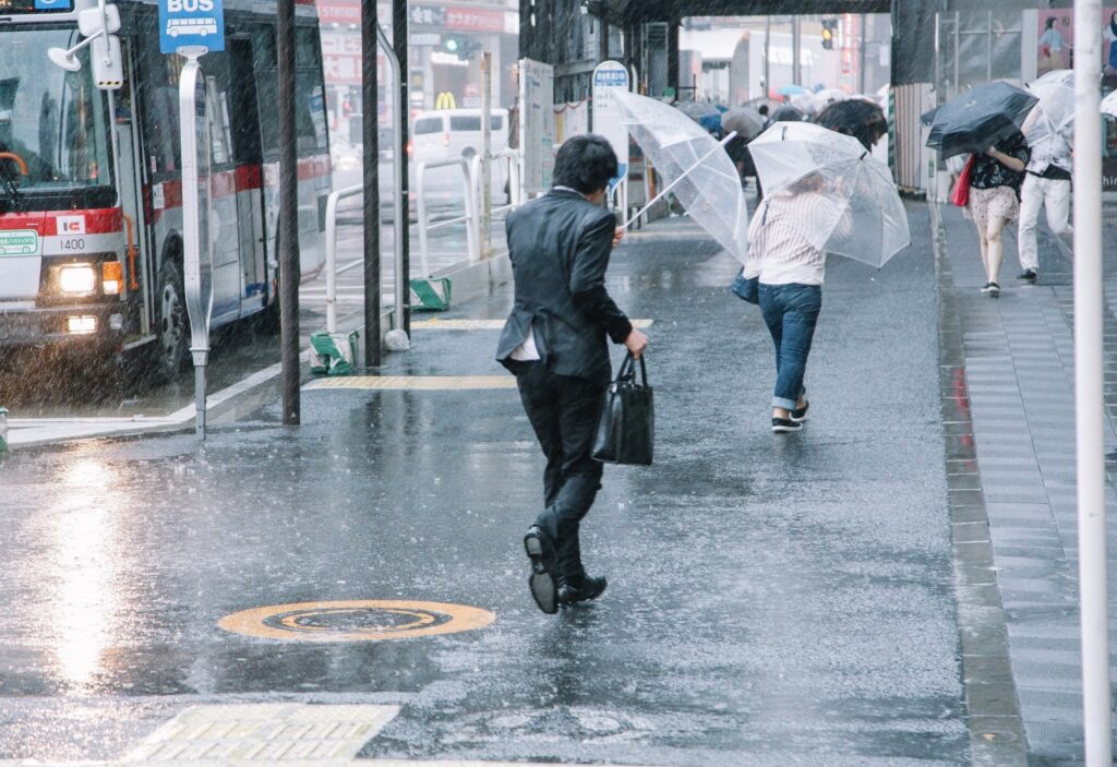 養生シートの台風対策｜大きな事故を防ぐために気をつけたいこと | 養生シート・養生材の専門店 | 株式会社養生どっとねっと